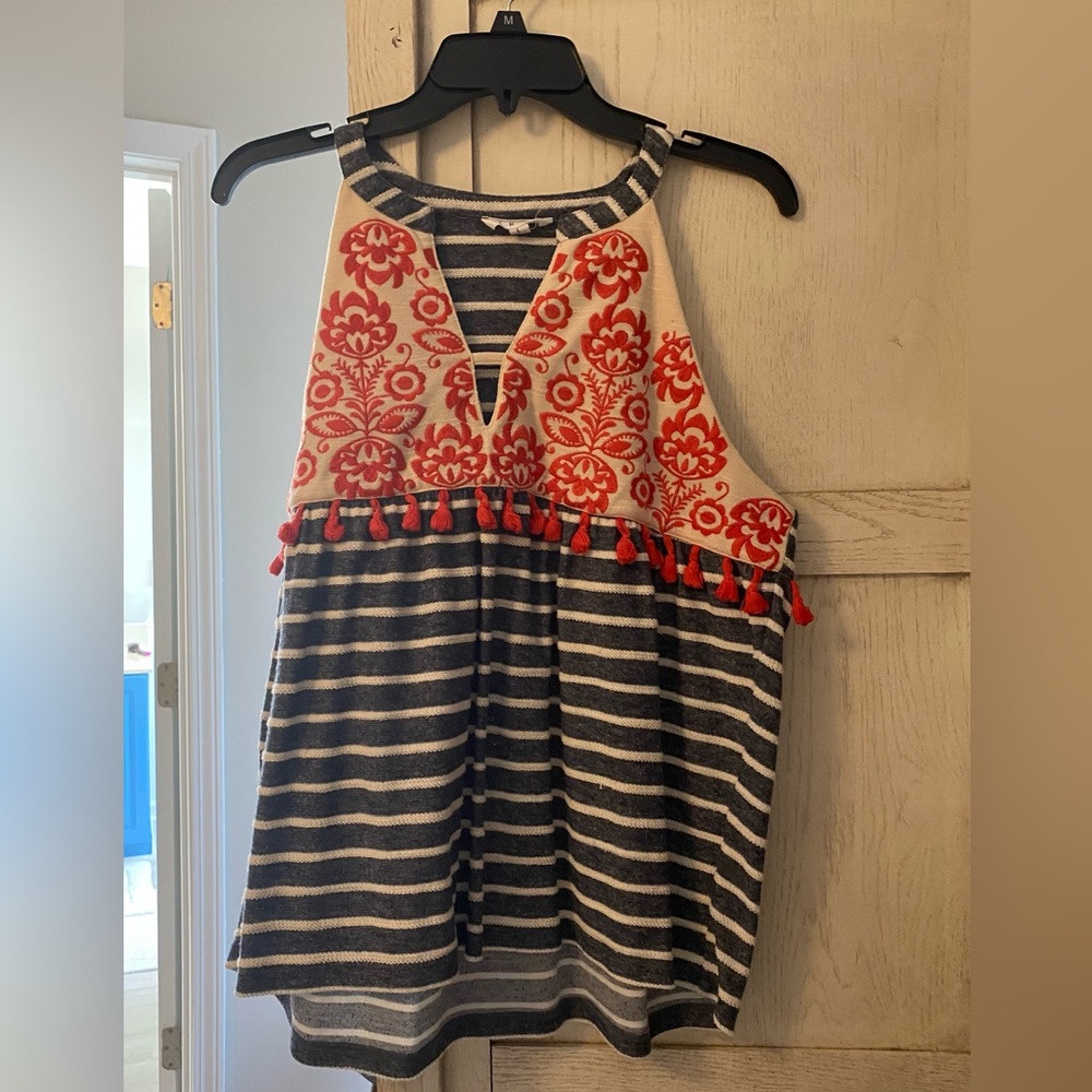 Gorgeous sleeveless top- perfect for the boat or a barbecue. This top has it all